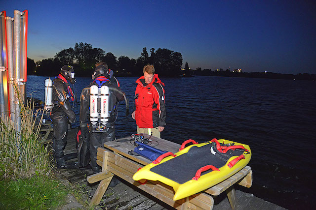 2019/107/20190514-22u23 GB 001 Persoon te water Nieuwemeerdijk.jpg